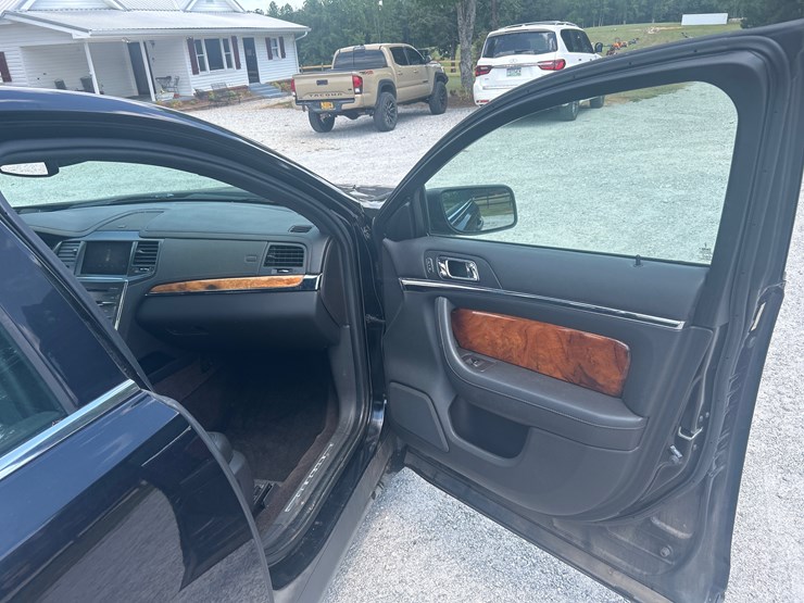 #400-•-2016-lincoln-mks-passenger-car-image-15