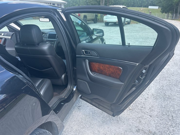 #400-•-2016-lincoln-mks-passenger-car-image-18