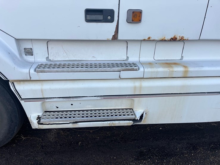 1998-volvo-semi-image-22