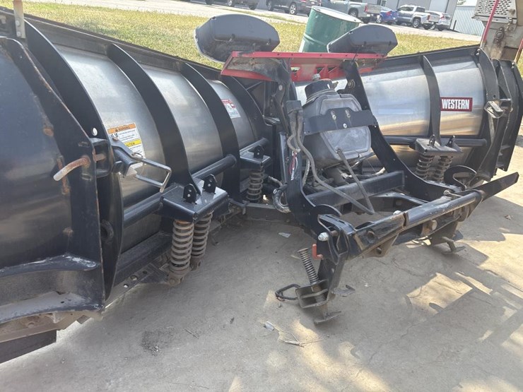 #5039-•-western-mvp3-truck-v-plow-image-2