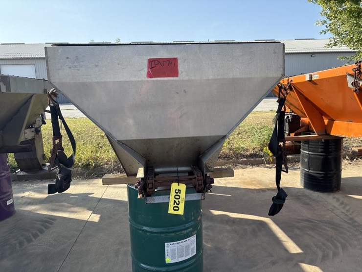 #5020-•-buyers-salt-dogg-sch120-salter/sander-image-2