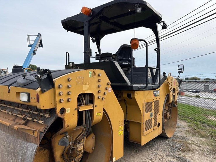 2016-caterpillar-cb64b-image-11