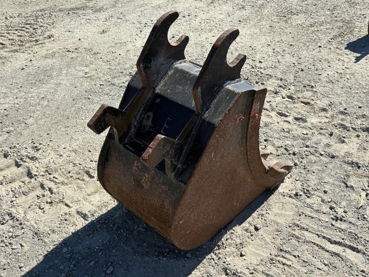 excavator-bucket-w/-teeth-18"-image-3