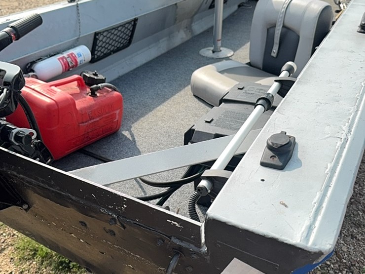 15-foot-fishing-boat-with-mercury-9.9-horse-motor-image-9