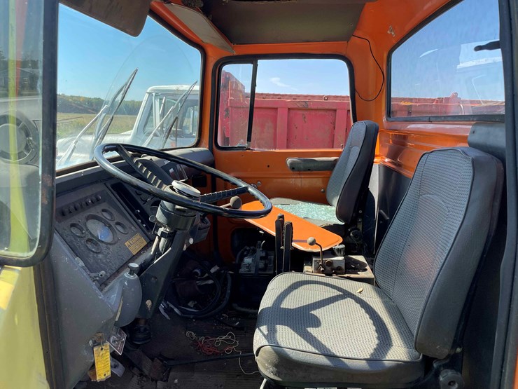 1984-ford-8000-image-51