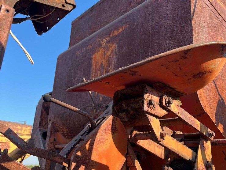 minneapolis-moline-101-harvester-image-25