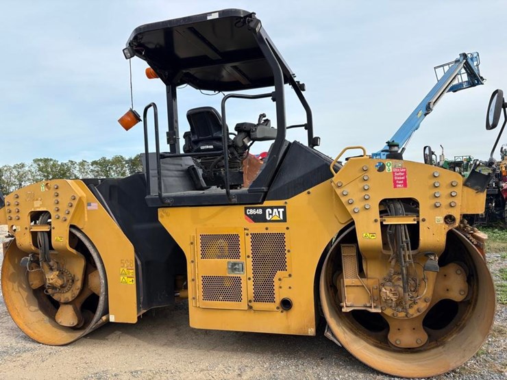 2016-caterpillar-cb64b-image-7