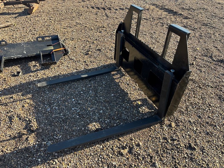 skid-steer-walk-through-pallet-forks-image-2