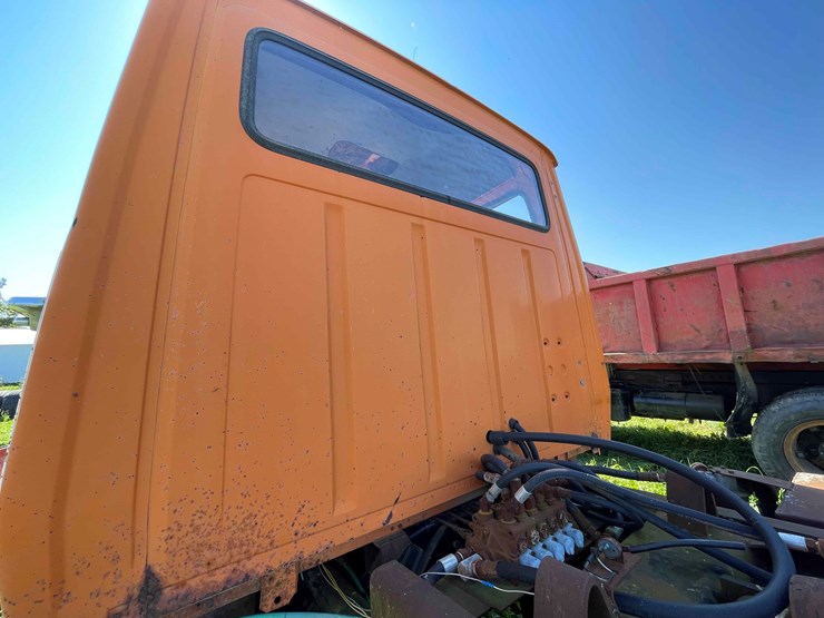 1984-ford-8000-image-68