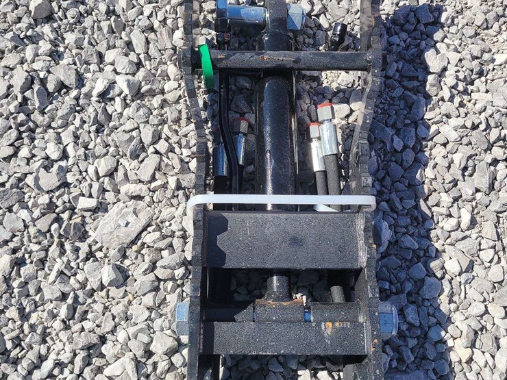 mini-excavator-hydraulic-thumb-clip.-image-1