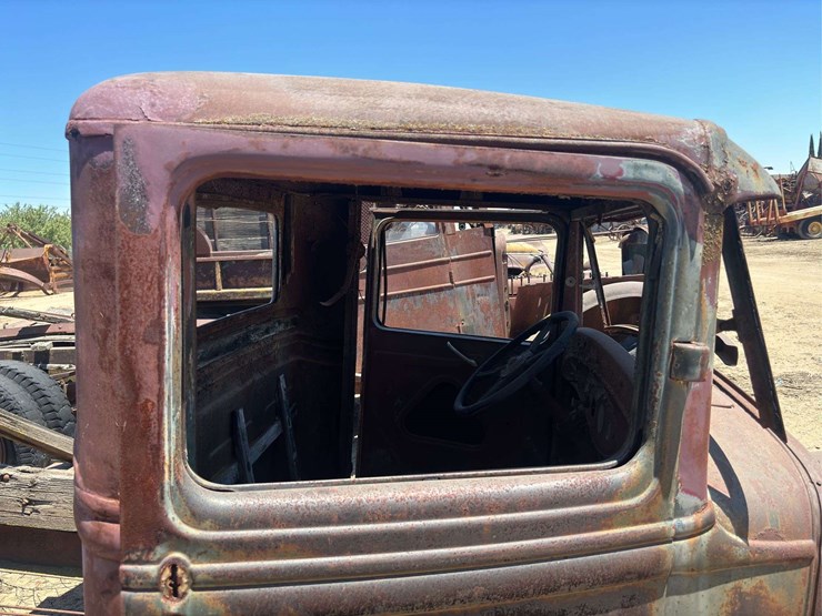 truck-cab-and-chassis-image-14