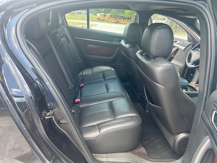 #400-•-2016-lincoln-mks-passenger-car-image-17