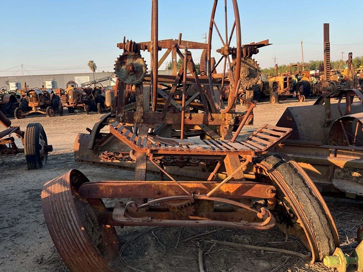 pull-type-road-grader-image-9