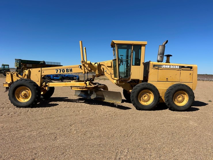 deere-770bh-image-2