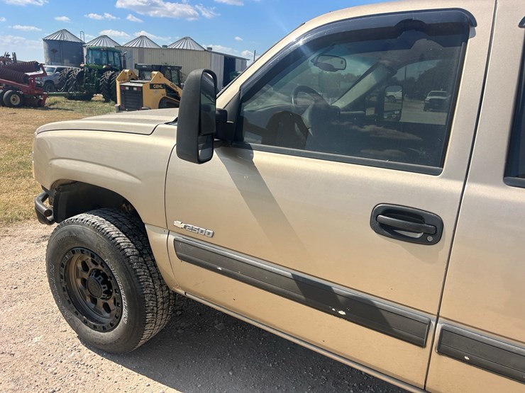 2004-chevrolet-2500-image-33
