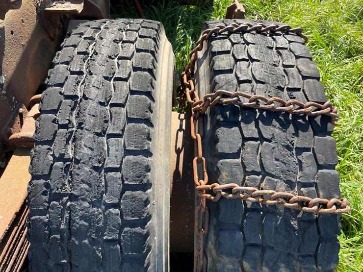 1984-ford-8000-image-24