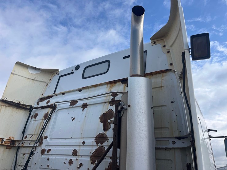 1998-volvo-semi-image-13