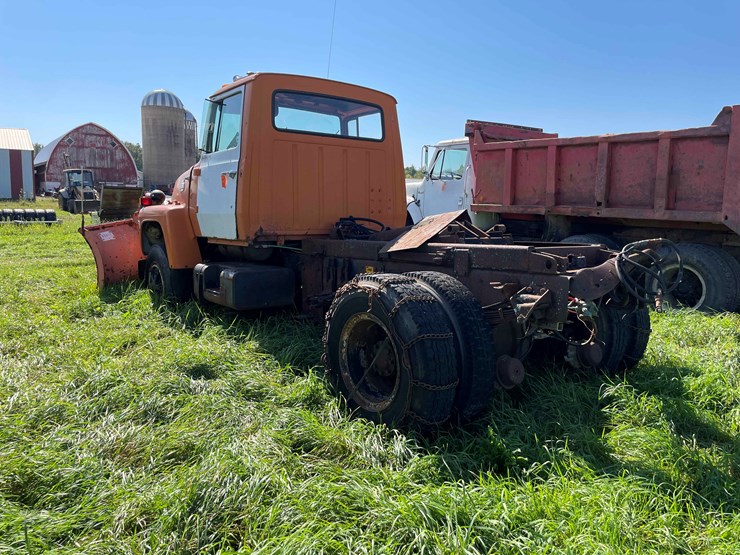 1984-ford-8000-image-4