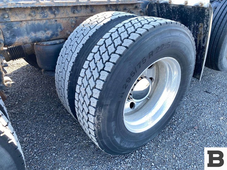 2013-peterbilt-367-image-32