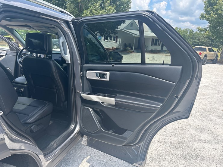 2021-ford-explorer-image-19