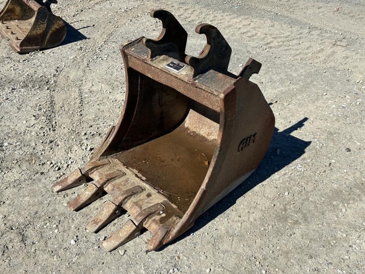 excavator-bucket-w/-teeth-24"-image-1