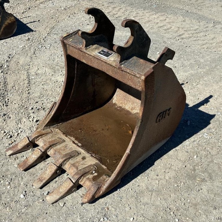 Excavator Bucket W/ Teeth 24"