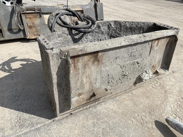#5067-•-bobcat-concrete-carrying-bucket-w/-hydraulic-chute-image-3