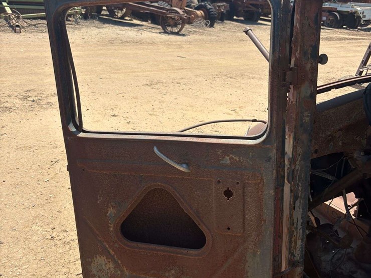 truck-cab-and-chassis-image-25