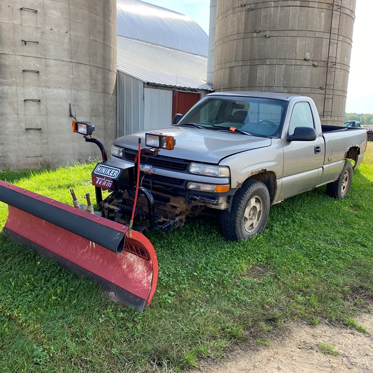 #1604 • 2000 Chevy Silverado 1500 Regular Cab 4x4 Plow Truck (No Title)