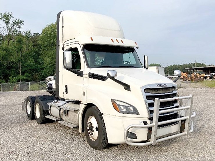 2020-freightliner-cascadia-126-image-1