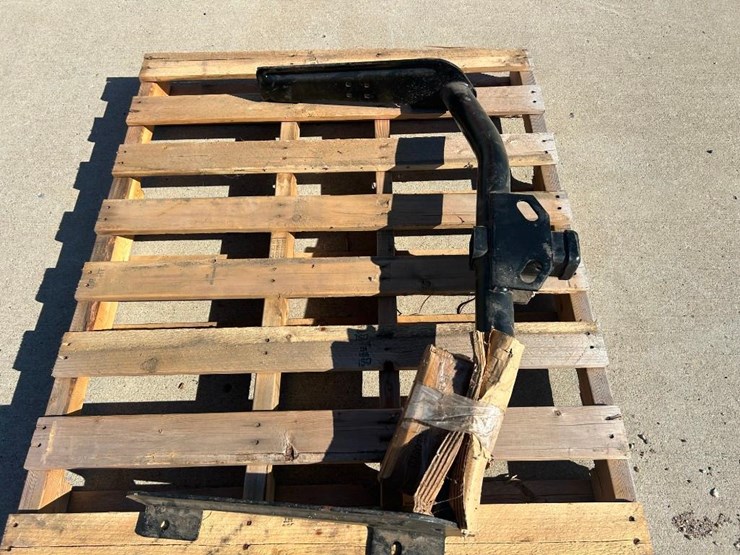 hitch-with-mounting-brackets-image-3