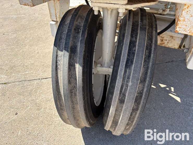 1958-honey-bee-hydro-loader-2wd-tractor-image-14