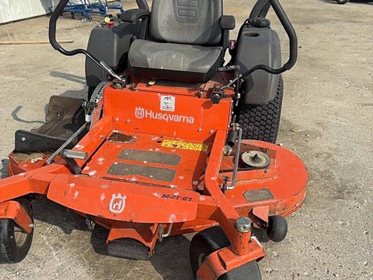 husqvarna-zero-turn-61-inch-deck-image-1
