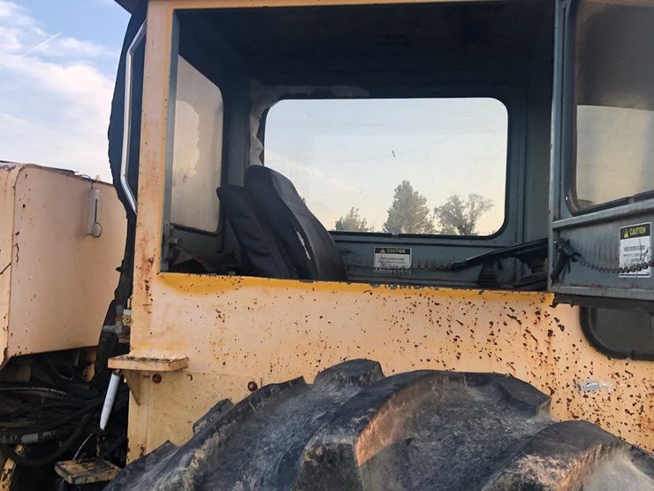 john-deere-330-image-11