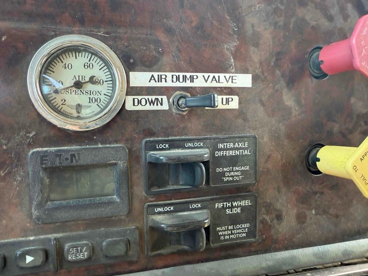 1999-freightliner-century-class-semi-image-15