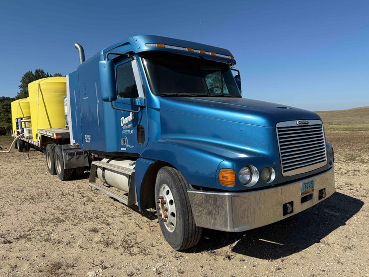 1999-freightliner-century-class-semi-image-2