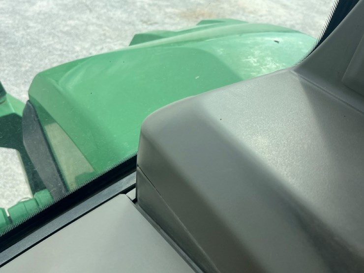 john-deere-8r-310-image-29