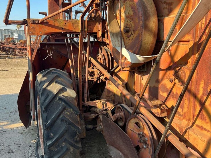 minneapolis-moline-101-harvester-image-20