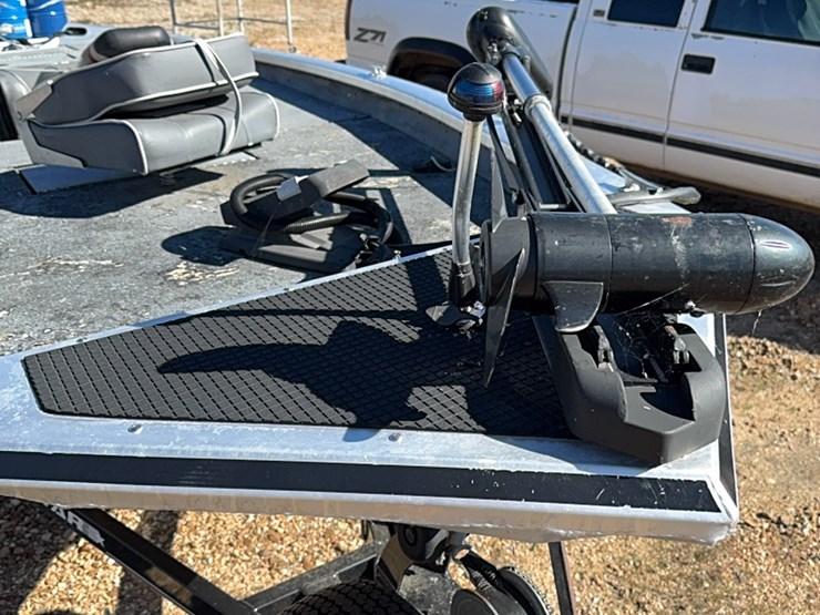185-xt-pro-team-bass-tracker-with-75-horse-mercury-image-13