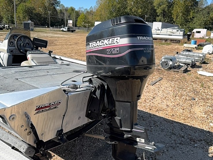 185-xt-pro-team-bass-tracker-with-75-horse-mercury-image-4