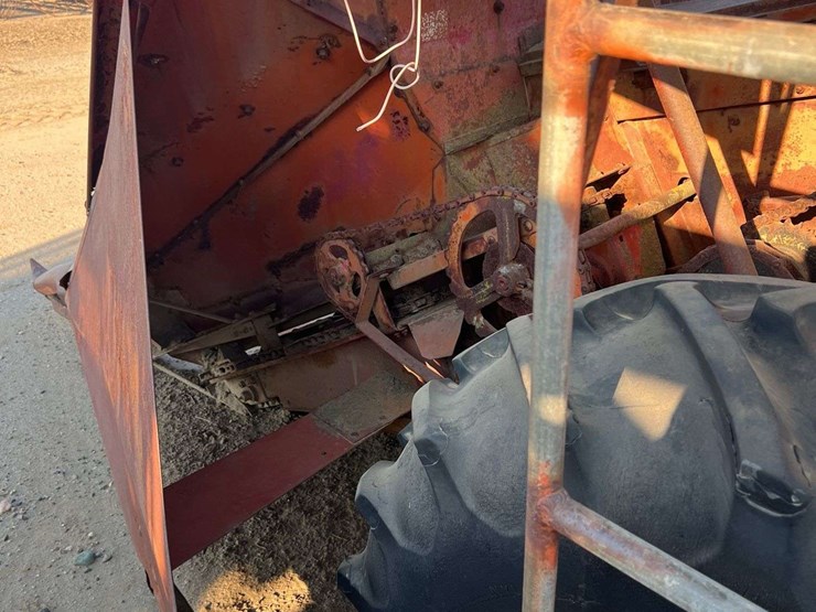 minneapolis-moline-101-harvester-image-22