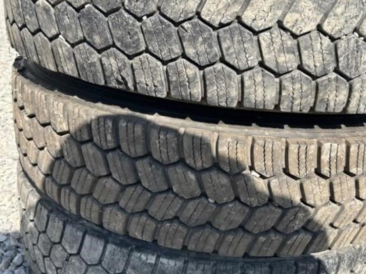 bridgestone-11r22.5-image-1