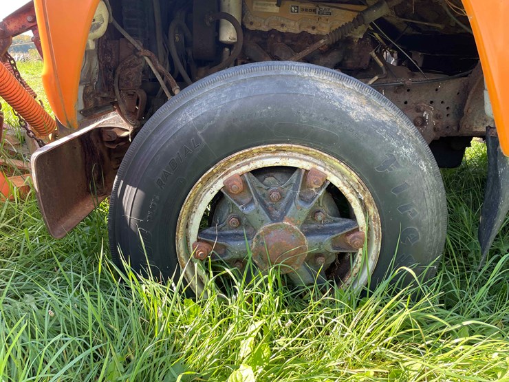 1984-ford-8000-image-11