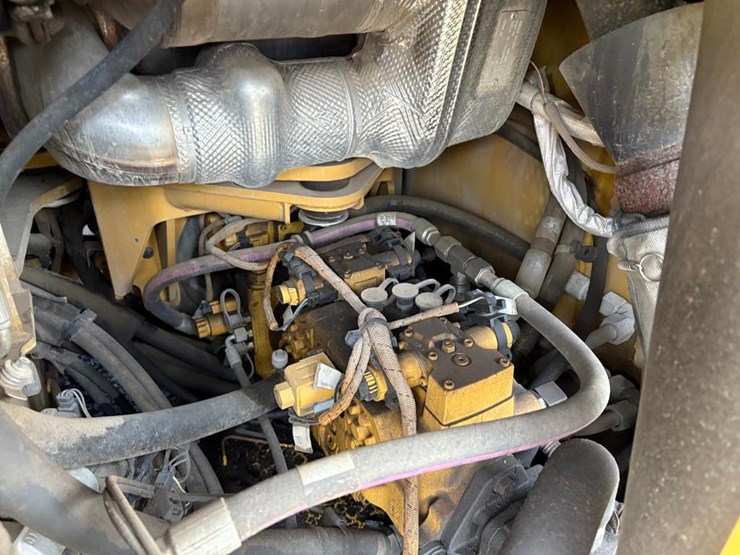 2016-caterpillar-cb64b-image-21