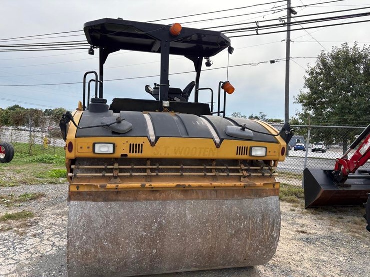 2016-caterpillar-cb64b-image-10