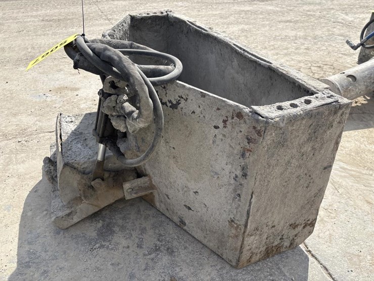 #5067-•-bobcat-concrete-carrying-bucket-w/-hydraulic-chute-image-4