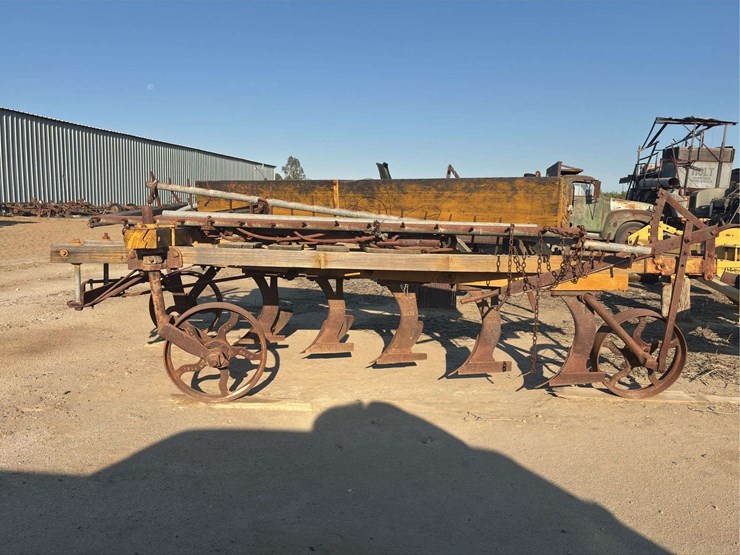 stockton-5-bottom-wooden-frame-plow-image-2