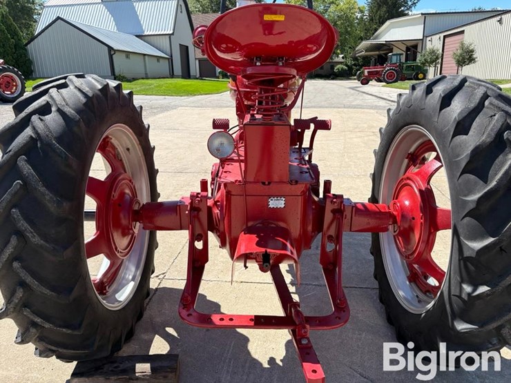 1953-ih-farmall-super-m-2wd-tractor-image-9