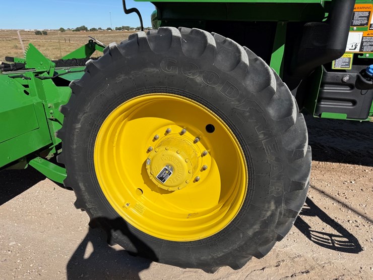 2019-john-deere-w235-image-16