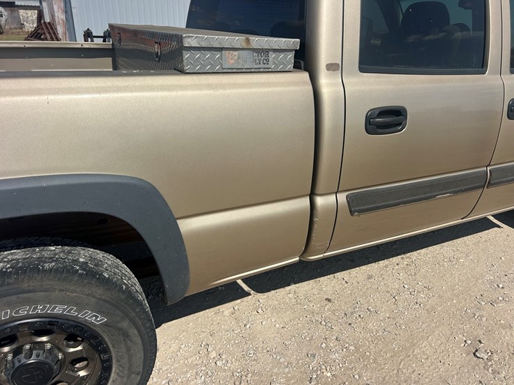 2004-chevrolet-2500-image-9